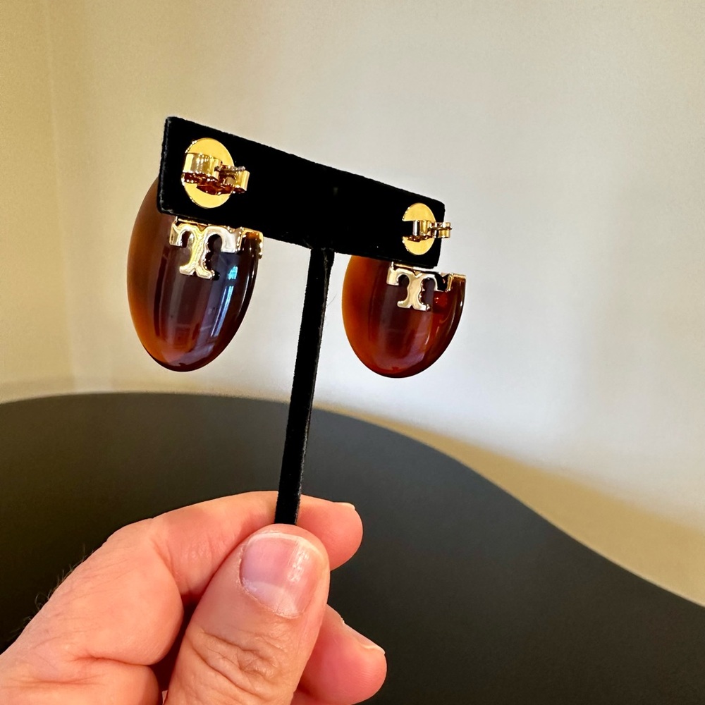 Tory Burch NWT Authentic luxury minimalist applied logo resin hoop earrings - Picture 15 of 17